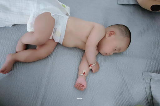 嘉鱼宝宝上火有眼屎